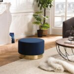 Un Pouf Rond 55X55Cm en Velours et Ceinture Dorée idéal pour ajouter une touche de sophistication à votre salon