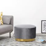 Un Pouf Rond 55X55Cm en Velours et Ceinture Dorée idéal pour ajouter une touche de sophistication à votre salon