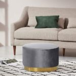 Un Pouf Rond 55X55Cm en Velours et Ceinture Dorée idéal pour ajouter une touche de sophistication à votre salon